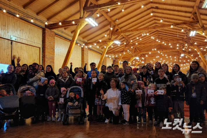 폴란드 바르샤바의 임시 난민 숙소에서 열린 '평화 콘서트'. 이날 NGO 국제푸른나무는 우크라이나 난민들에게 우크라이나를 향한 전세계 아동들의 응원이 담긴 편지와 선물을 전달했다. 