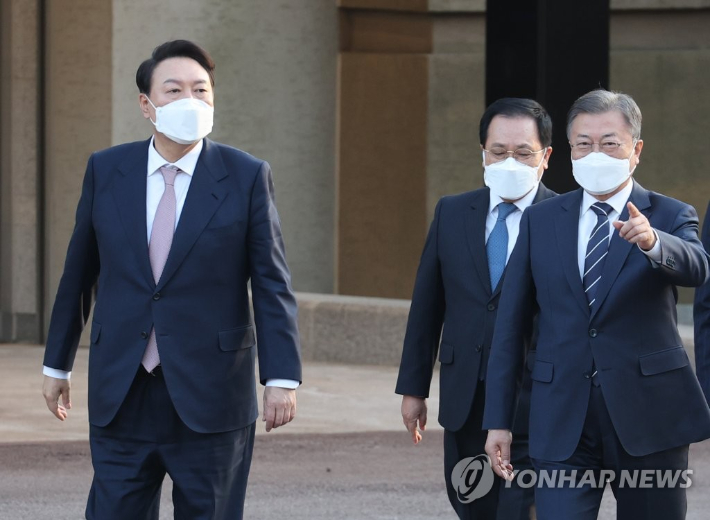 문재인 대통령과 윤석열 대통령 당선인이 3월 28일 오후  만찬 회동을 위해 청와대 상춘재로 향하며 대화하고  있다. [연합뉴스 자료사진] 연합뉴스