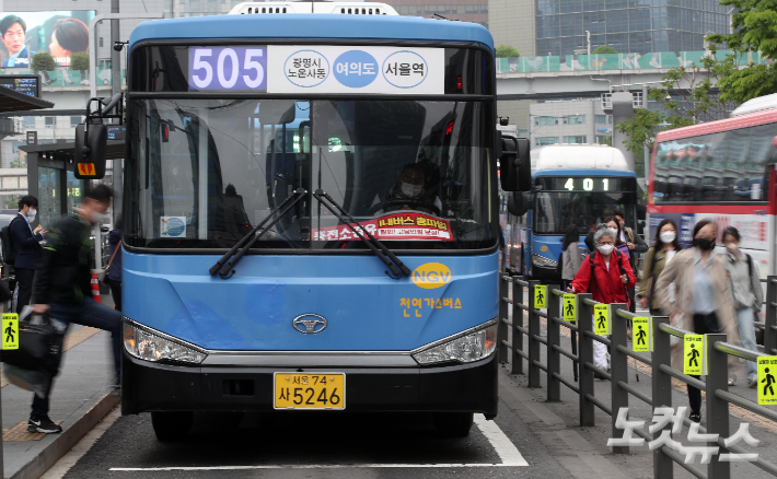 서울시버스노조가 예고한 총파업을 하루 앞둔 25일 서울역 버스환승센터를 지나는 서울 시내버스 전면에 총파업 관련 피켓이 놓여 있다. 박종민 기자