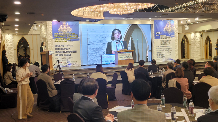 생애주기별 성경적 성가치관·성교육 교육과정 세미나 및 기자회견에서 인사말을 전하고 있는 한국가족보건협회 김지연 대표. 한가협 제공