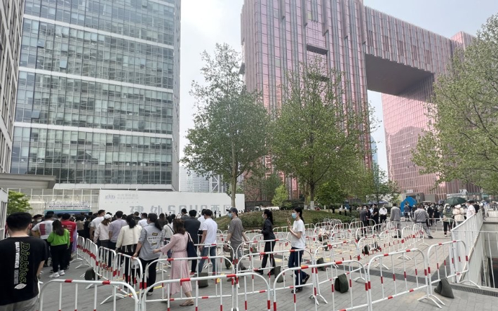 지난 25일 코로나19 확산으로 비상이 걸린 중국 수도 베이징시의 차오양구의 한 핵산(PCR) 검사소에 대기 줄이 길게 늘어섰다. 연합뉴스