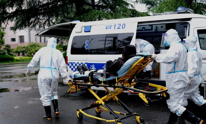 중국 동부 상하이의 민항구에서 지난 23일 응급센터 의료진이 들것에 실린 코로나19 환자를 구급차에 태우고 있다. 연합뉴스