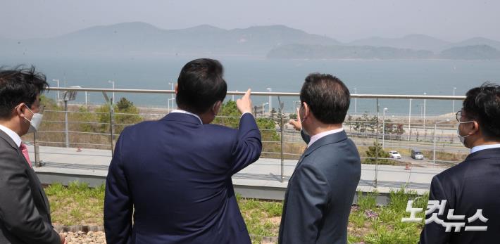 영종-신도-강화 평화도로 건설현장 찾은 윤석열