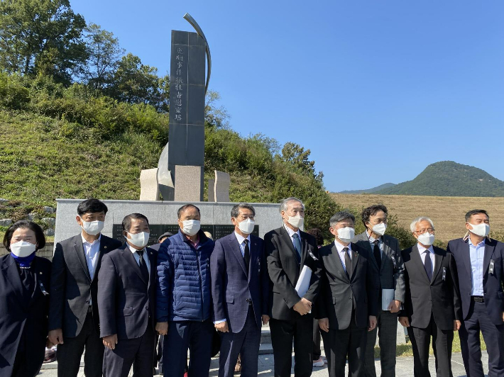 여순항쟁 구례 희생자 위령탑 앞에서 유족회와 서동용 의원 등이  함께 했다. 여순항쟁 구례 유족회