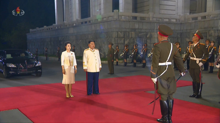 북한은 조선인민혁명군(항일유격대) 창건 90주년인 지난 25일 저녁 평양 김일성광장에서 진행된 열병식을 26일 조선중앙TV로 녹화 중계 했다. 사진은 사열 받는 김정은과 부인 리설주. 연합뉴스