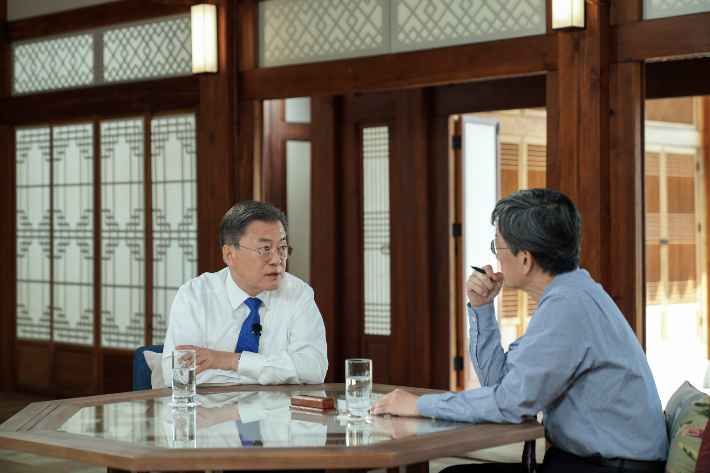 문재인 대통령이 지난 15일 청와대 상춘재에서 손석희 전 JTBC 앵커와 특별 대담을 하고 있다. 청와대 제공