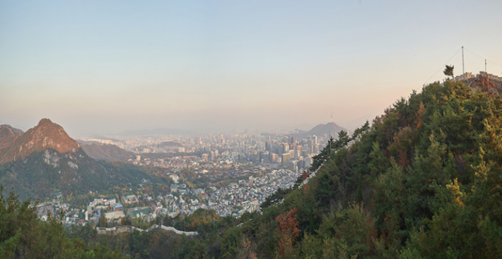 탕춘대성에서 본 한양도성 인왕구간. 서울시 제공