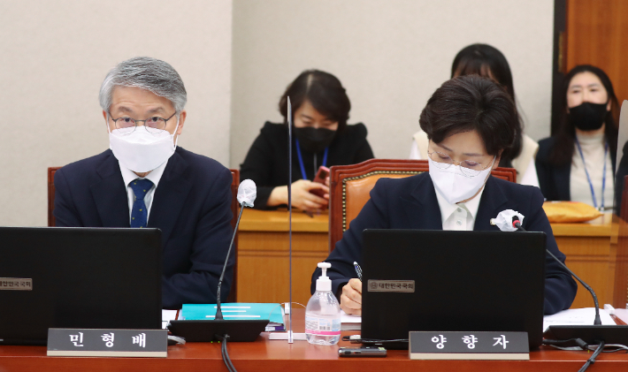 왼쪽부터 무소속 민형배 의원과 양향자 의원. 연합뉴스