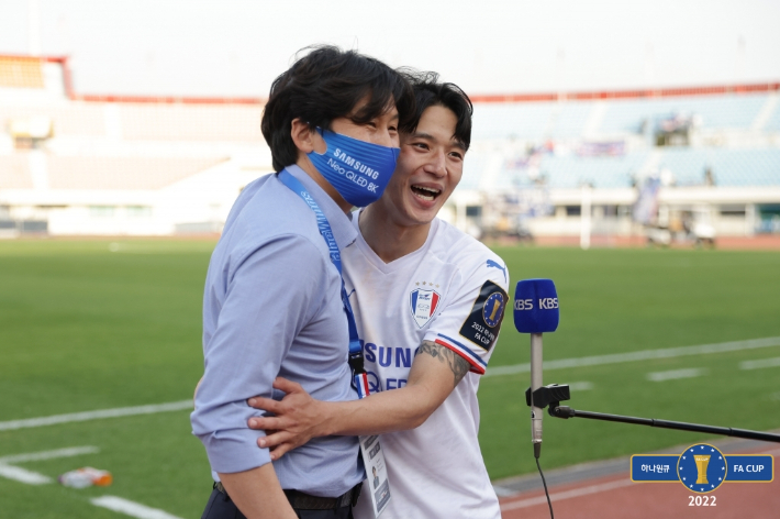 수원 삼성 이병근 감독(왼쪽)과 정승원. 대한축구협회 제공