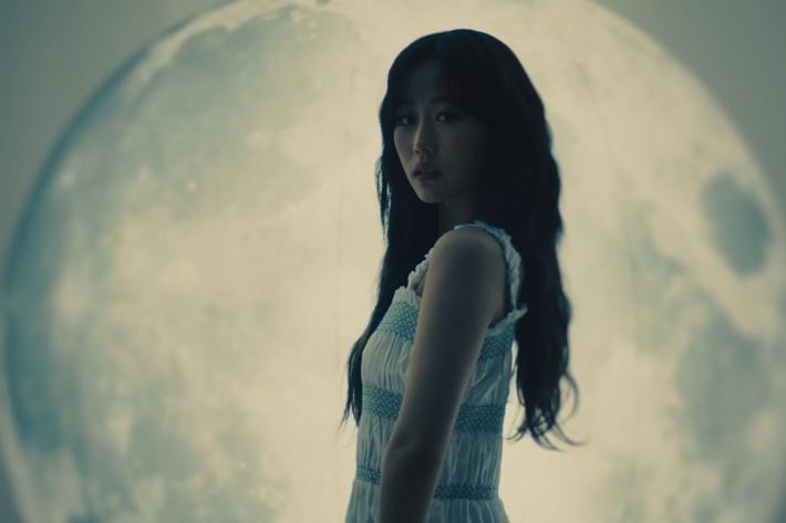 2019년 발표한 자작곡 '조각달'이 미완성 상태인 자신을 비유했다면, 이번 '달을 걸어서'는 달의 완성을 노래한다. 울림엔터테인먼트 제공