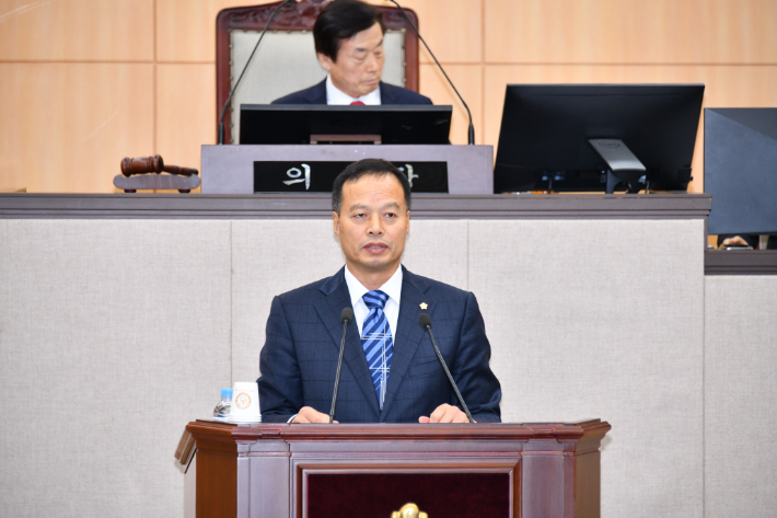 송하진 여수시의원이 의회에서 발언하고 있다. 여수시의회 제공