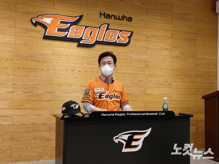 허태정 대전시장이 지난 10일 한화이글스 홈경기가 열리는 한화생명 이글스파크를 찾아 허구연 KBO 총재, 박찬혁 한화이글스 대표이사와 만나 베이스볼 드림파크 건립에 대해 논의했다. 김미성 기자