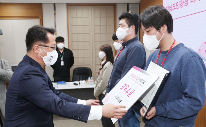 문금주 전남지사 권한대행이 28일 도민광장 국제 아이디어 공모에서 최우수작으로 선정된 팀에게 시상하고 있다. 전라남도 제공