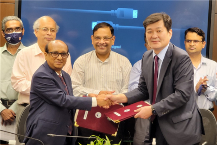 27일(현지시간) 방글라데시 교량청에서 이현승 한국도로공사 해외사업처장(오른쪽)과 방글라데시의 콰지 무하마드 페르도스 교량청장(왼쪽),  몬조르 호사인 도로교통부 차관(가운데)이 파드마대교 운영관리 계약을 체결했다. 한국도로공사 제공