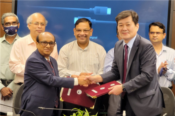 27일(현지시간) 방글라데시 교량청에서 이현승 한국도로공사 해외사업처장(오른쪽)과 방글라데시의 콰지 무하마드 페르도스 교량청장(왼쪽),  몬조르 호사인 도로교통부 차관(가운데)이 파드마대교 운영관리 계약을 체결했다. 한국도로공사 제공