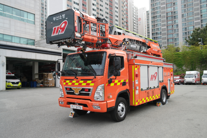 부산에 도입되는 소형 사다리차. 부산 소방본부 제공