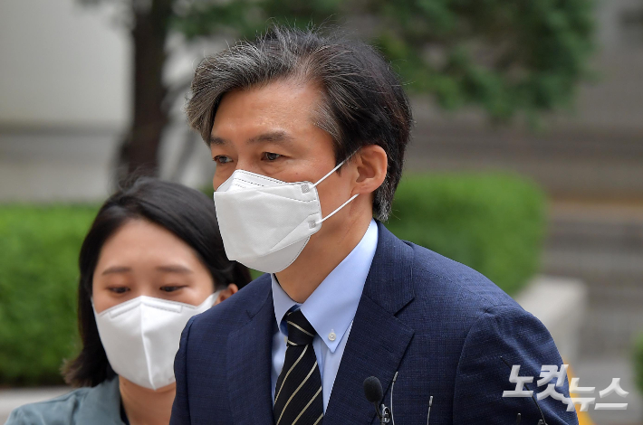 Former Justice Minister Cho Kuk, who was handed over to trial on charges of corruption in children's entrance exams and former Busan Deputy Mayor Yoo Jae-soo, attends the ninth trial held at the Seoul Central District Court on the 11th.  Reporter Park Jong-min