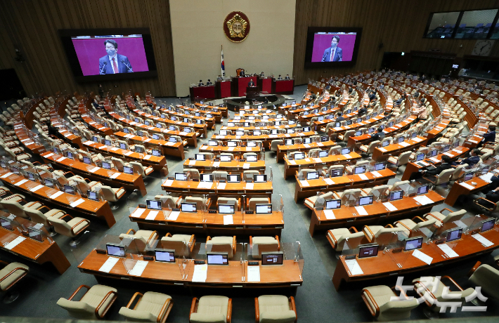 권성동 국민의힘 원내대표가 지난 27일 서울 여의도 국회 본회의장에서 열린 '검수완박' 관련 검찰청법 일부개정법률안(대안)이 상정된 제 395회(임시회) 제2차 본회의에서 필리버스터(무제한 토론을 통한 합법적 의사진행 방해) 첫 주자로 발언을 하는 앞쪽 더불어민주당 의원들의 자리가 비어 있다. 윤창원 기자