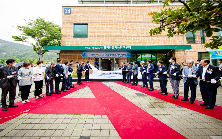 한국전기연구원 창원본원에 설치된 'KERI-워털루대 창원인공지능센터' 개소식. 전기연구원 제공