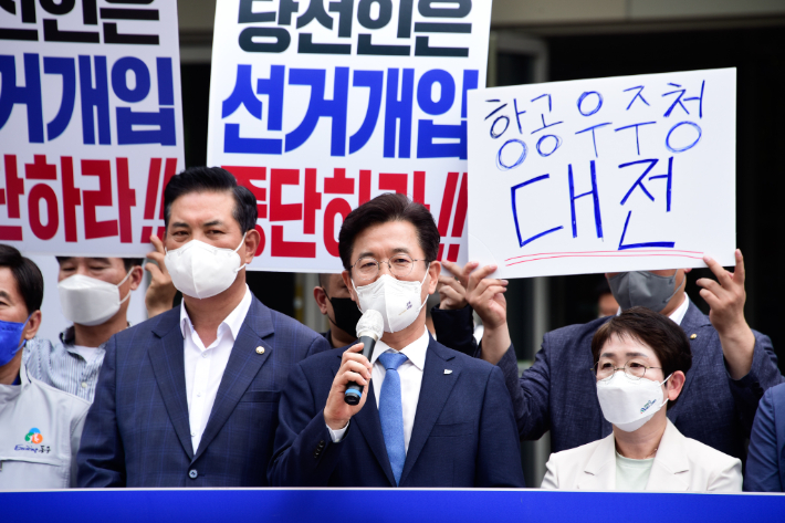 항공우주청 사천 입지 결정에 반대하는 입장을 표명하는 허태정 대전시장 예비후보(사진 앞줄 중앙). 허태정 후보 사무실 제공