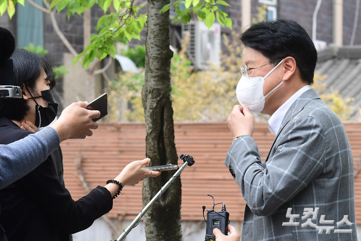 장제원 대통령 당선인 비서실장이 24일 서울 종로구 통의동 대통령직인수위원회를 나서며 기자들의 질문에 답하고 있다. 인수위사진기자단