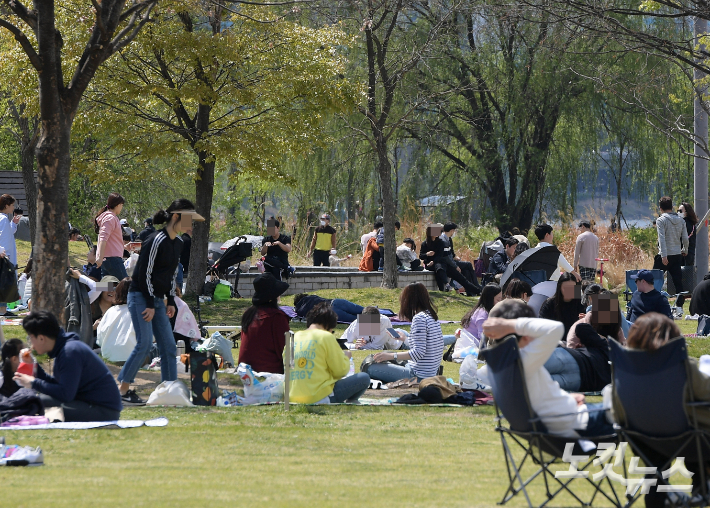 서울 서초구 반포한강공원에 나들이 나온 시민들로 북적이고 있다.