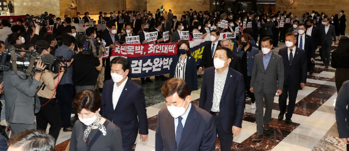 27일 서울 여의도 국회 로텐더홀에서 국민의힘 의원들이 본회의장으로 입장하는 더불어민주당 의원들을 향해 검수완박 입법독재를 반대한다는 구호를 외치고있다. 윤창원 기자