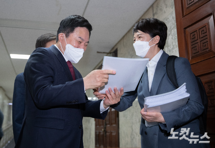 김은혜 국민의힘 경기도지사 후보가 국민의힘·대통령직인수위원회 당정협의에 참석하는 원희룡 인수위 기획위원장에게 '10대 경기도 드림박스 건의문'을 전달하고 있다. 윤창원 기자