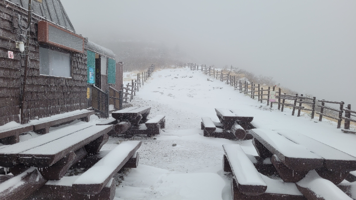 29일 오전 눈이 내린 설악산 중청대피소. 설악산국립공원사무소 제공