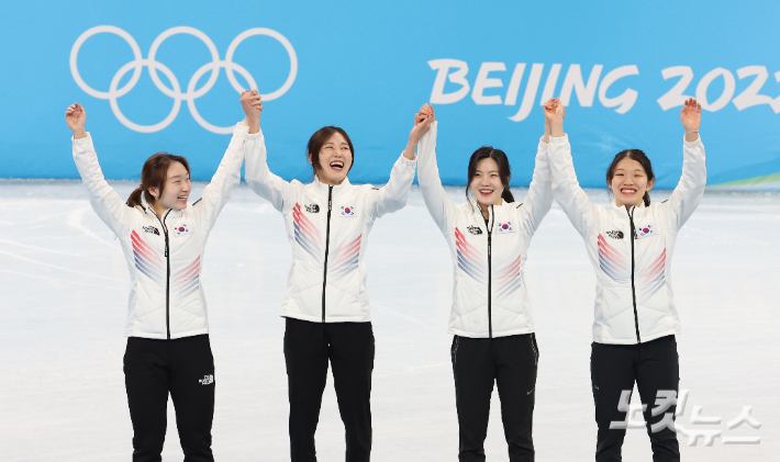 2022 베이징 동계올림픽 쇼트트랙 여자 3000m 결승전에서 은메달을 획득한 한국대표팀 최민정, 김아랑, 이유빈, 서휘민이 플라워 세리머니를 하고 있다. 베이징(중국)=박종민 기자