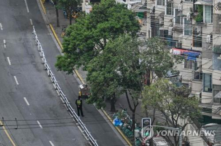 봉쇄로 텅 빈 상하이 거리. 연합뉴스