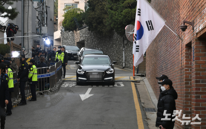 지난 2019년 3월 이명박 전 대통령이 차량으로 서울 논현동 사저로 들어가고 있다.