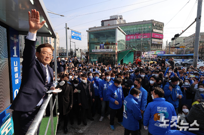 더불어민주당 이재명 전 대선 후보가 선거운동 당시 인천 계양구 계산역 일대에서 지지자들을 향해 인사하는 모습. 인천=국회사진취재단