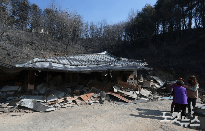 화마가 덮친 북면 소곡리 마을이 잿더미로 변해있다. 이한형 기자