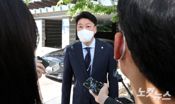 장제원 대통령 당선인 비서실장이 1일 오전 서울 종로구 통의동 인수위 앞에서 취재진 질문에 답하고 있다. 인수위사진기자단