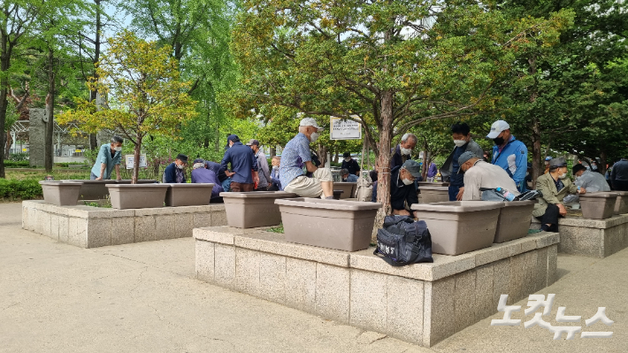 서울 종로구 종묘공원에 어르신들이 모여있다. 김정록 기자