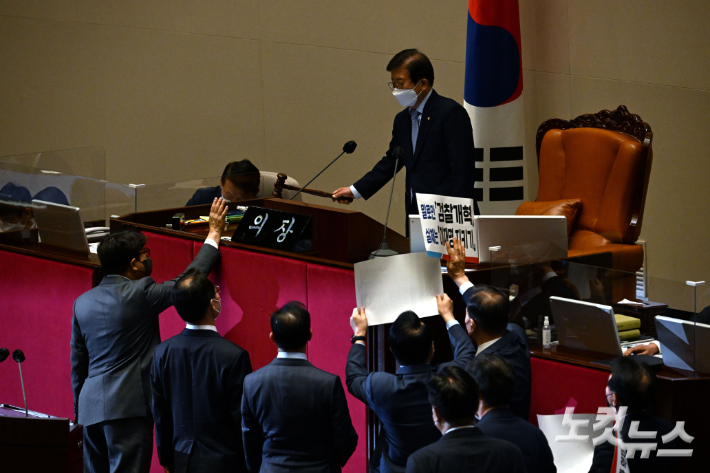 지난달 30일 오후 서울 여의도 국회에서 열린 제396회 국회(임시회) 1차 본회의에서 검찰청법 일부개정법률안(대안) 가결을 알리며 의사봉을 두드리고 있다. 박종민 기자