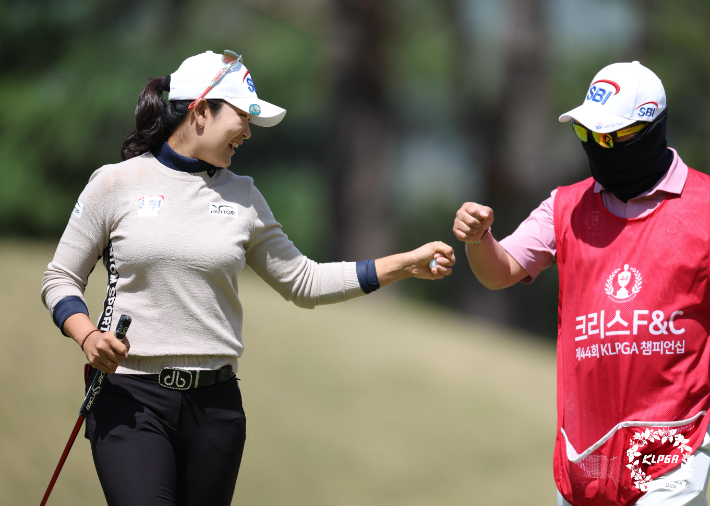 김아림과 캐디. KLPGA 제공