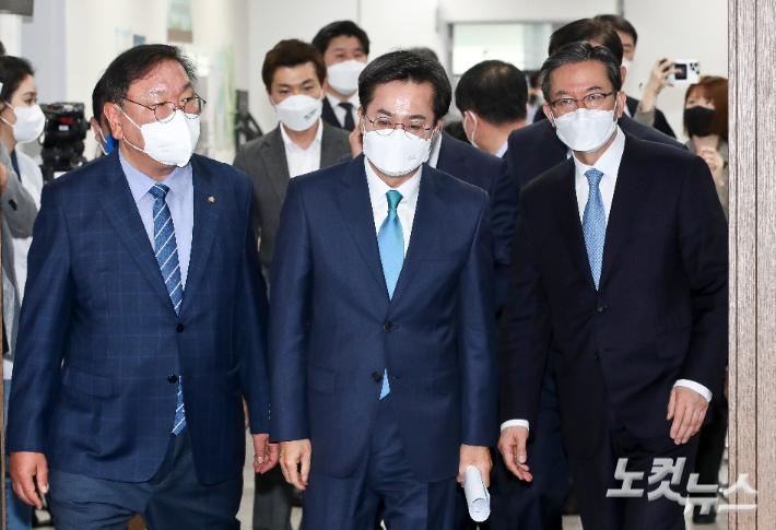 더불어민주당 김동연 경기지사 후보와 김태년, 정성호 의원이 지난달 26일 오전 서울 여의도 국회에서 열린 정견 및 정책발표 기자회견에 참석하고 있다. 윤창원 기자