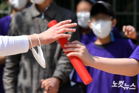 마스크 벗은 초등학생들