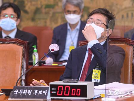 생각에 잠긴 박보균 문화체육관광부 장관 후보자