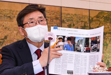 자료 들어보이며 답변하는 박보균 문화체육관광부 장관 후보자