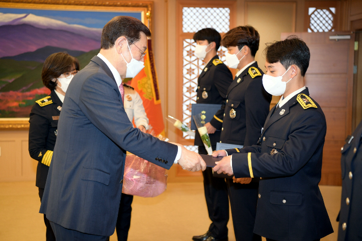 이용섭 광주광역시장, 2일 소방공무원 임용장 수여. 광주시 제공