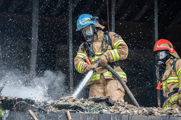 지난 4월 29일 오전 경기도 의정부시 자일동의 한 대형식당에서 불이 나 소방관들이 진화 작업을 벌이고 있다. 연합뉴스
