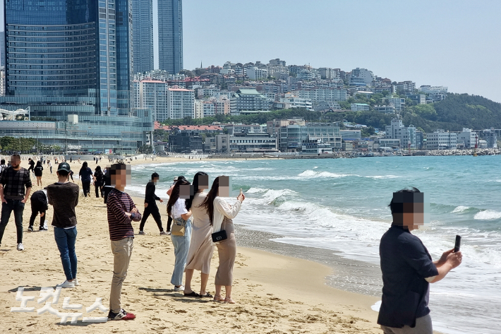 실외 마스크 착용 의무화하 해제된 2일 부산 해운대해수욕장. 일부 시민은 마스크를 벗었지만, 대부분은 실외에서도 마스크를 착용하는 등 조심스러운 반응을 보였다. 송호재 기자