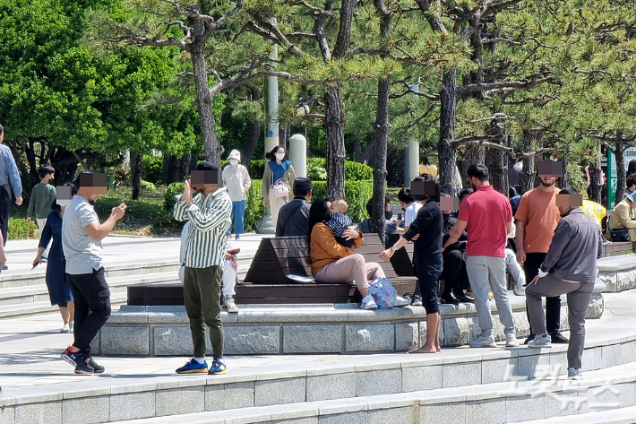 실외 마스크 착용 의무화하 해제된 2일 부산 해운대해수욕장. 일부 시민은 마스크를 벗었지만, 대부분은 실외에서도 마스크를 착용하는 등 조심스러운 반응을 보였다. 송호재 기자