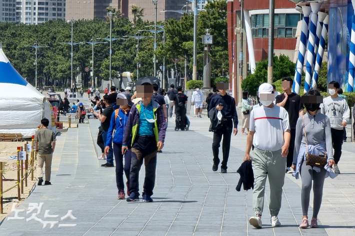 실외 마스크 착용 의무화하 해제된 2일 부산 해운대해수욕장. 일부 시민은 마스크를 벗었지만, 대부분은 실외에서도 마스크를 착용하는 등 조심스러운 반응을 보였다. 송호재 기자