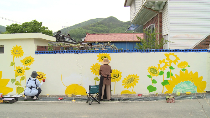 경북 청도군 현리. 벽화작업이 중단된 마을을 새단장하기 위해 전국의 기독미술인들이 모였다.