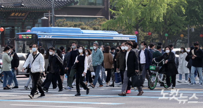 실외 마스크 착용 의무 해제 첫 날인 2일 서울 광화문 거리에서 대부분의 시민들이 마스크를 착용한 채 발걸음을 옮기고 있다. 박종민 기자