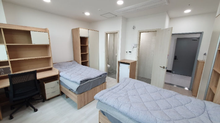 호텔식 시설을 갖춘 서울 백석생활관은 총 57실로 2인1실 52개, 4인실 4개, 1인실 1개로 구성되어 있다.  